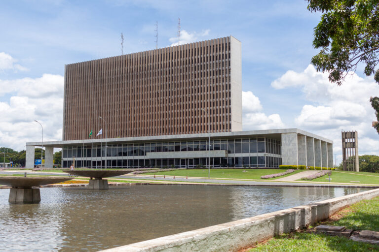 Justiça impede que Governo do Distrito Federal realize aporte no BRB com imóveis públicos