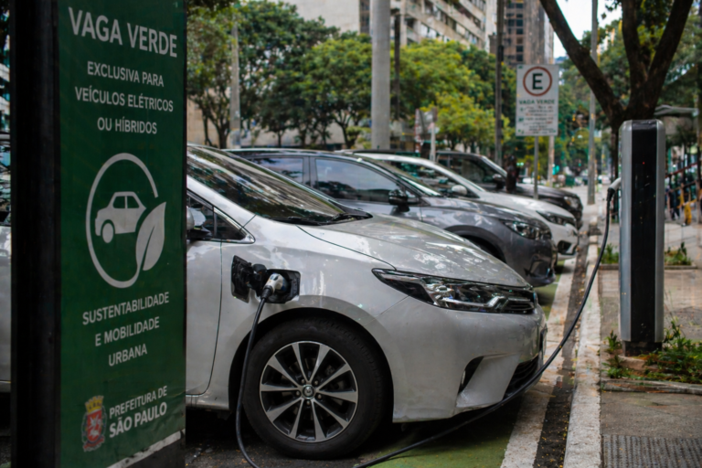 Câmara de SP aprova projeto que cria “vagas verdes” para veículos menos poluentes